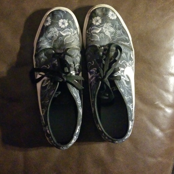 Nike shoes - Picture 1 of 4